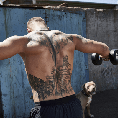 Olkapäätreeni: Tehokkaat harjoitteet vahvoille harteille