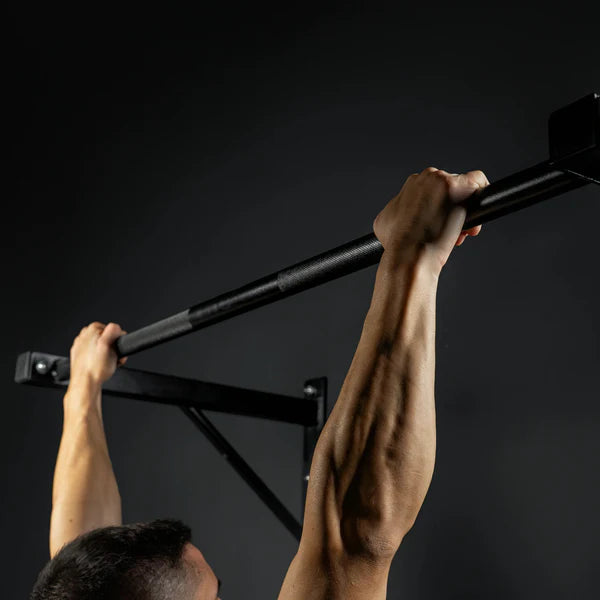 Seinään kiinnitettävä leuanvetotanko