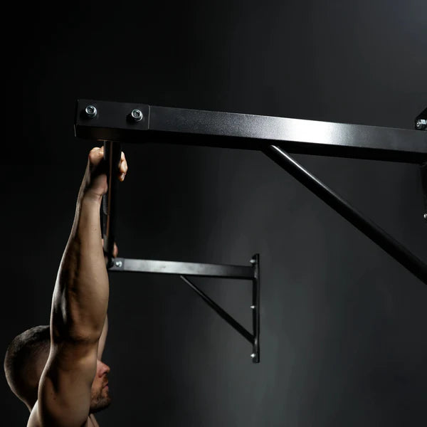 Seinään kiinnitettävä leuanvetotanko