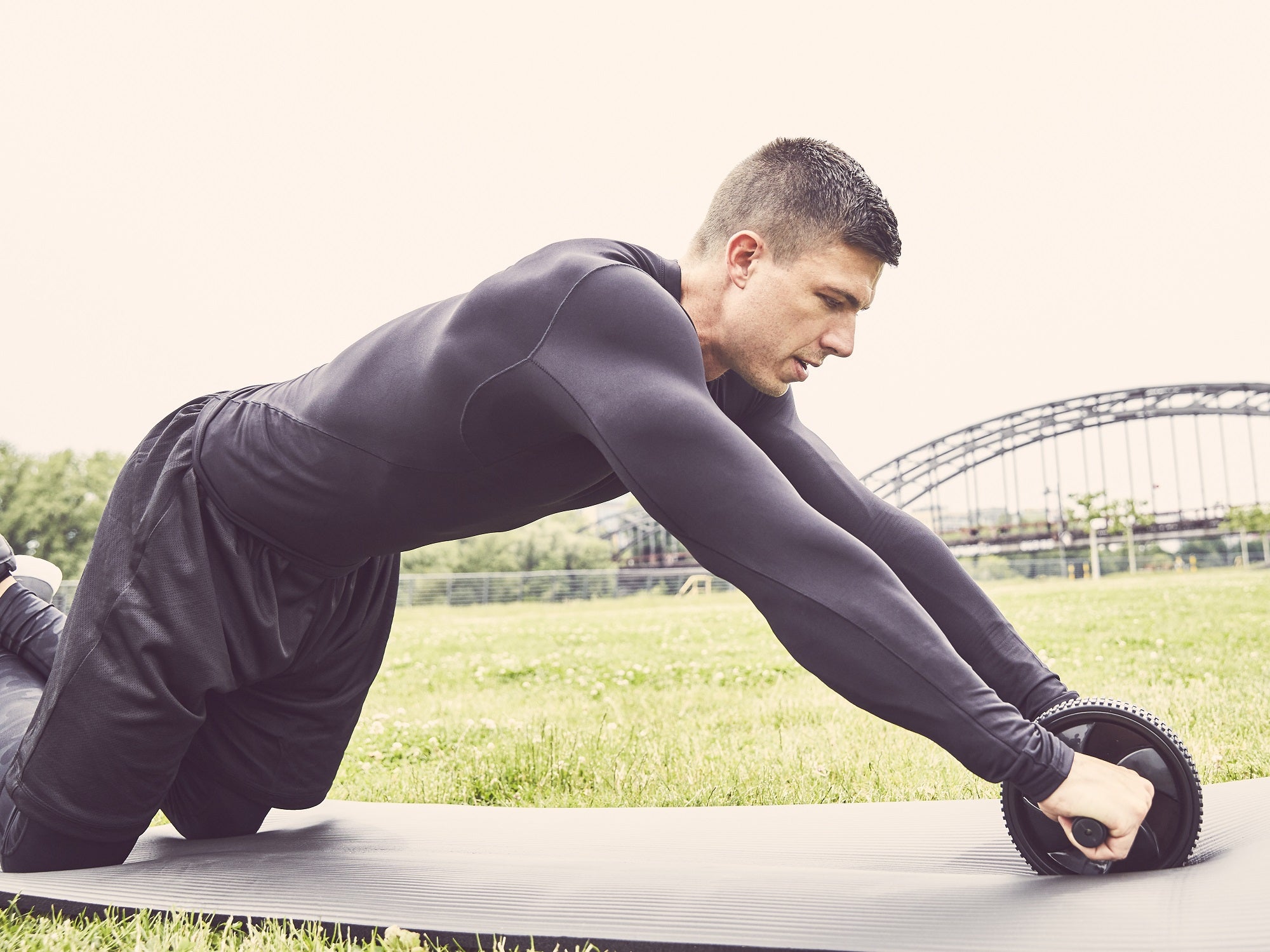 Voimapyörä / Ab Wheel Jalansijoilla Ja Pehmustetuilla Kahvoilla Musta/Harmaa